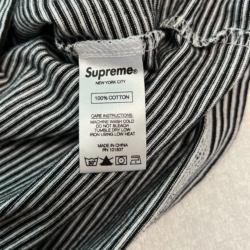 Supreme black & white short sleeve t-shirt, men’s size M - Picture 5 of 9